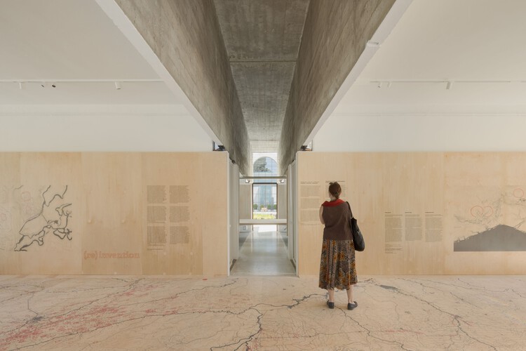 (RE)INVENÇÃO: Pavilhão do Brasil na Bienal de Arquitetura de Veneza / Plano Coletivo - Fotografia de Interiores, Concreto
