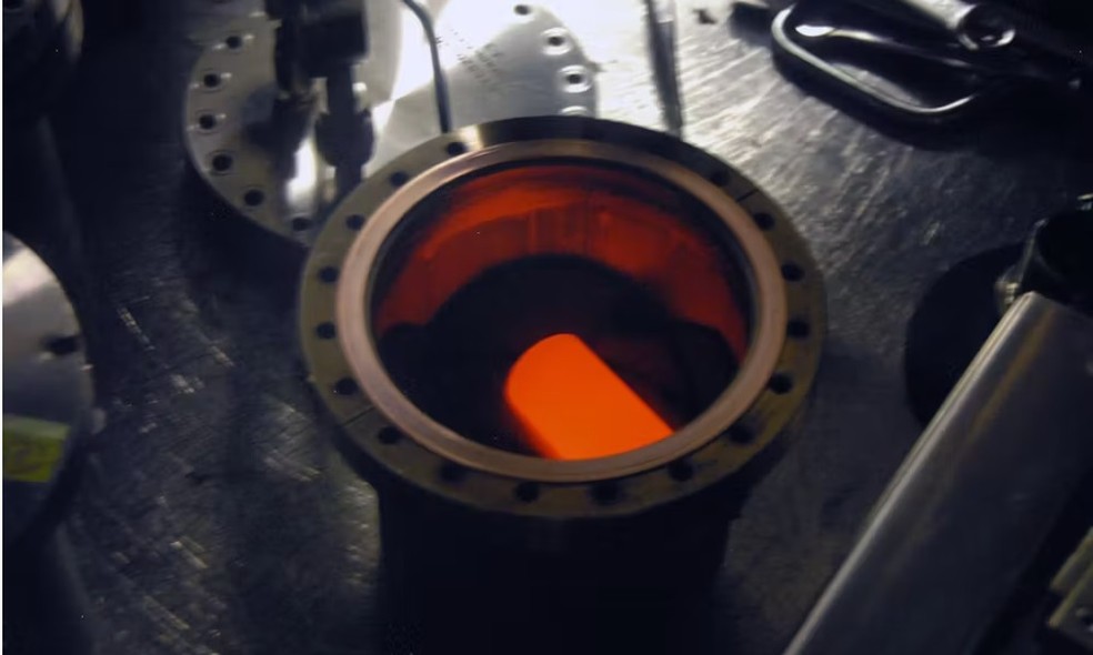Esta foto mostra a fonte de calor nuclear do rover Mars Curiosity envolto em uma carcaça de grafite. O combustível fica incandescente devido ao decaimento radioativo do plutônio-238 — Foto: Divulgação/Idaho National Laboratory