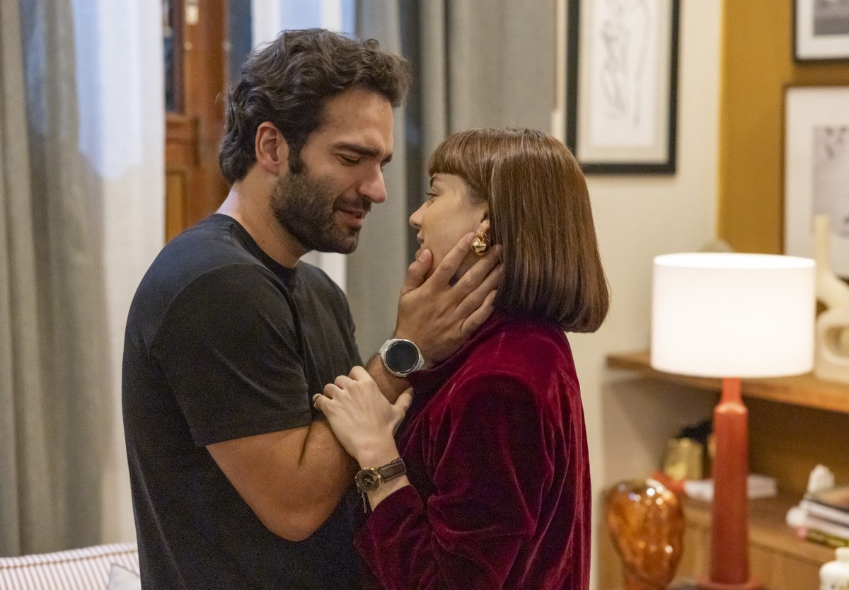 Afonso passa a noite com Solange. Confira imagem da cena