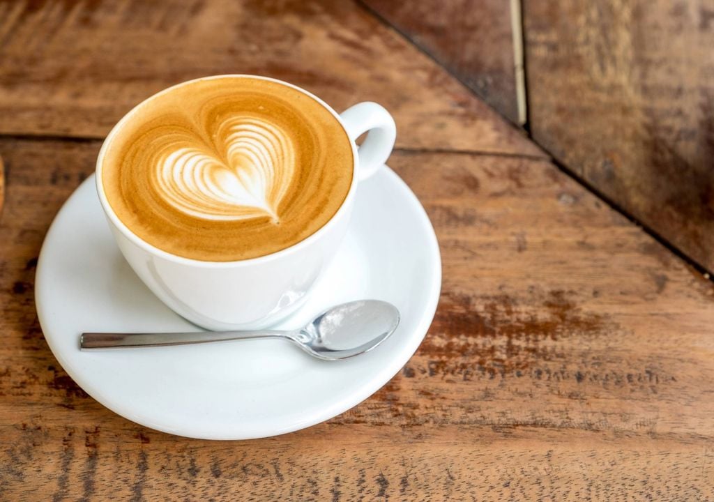 Os investigadores confirmam que uma dose de cafeína matinal torna-o mais satisfeito