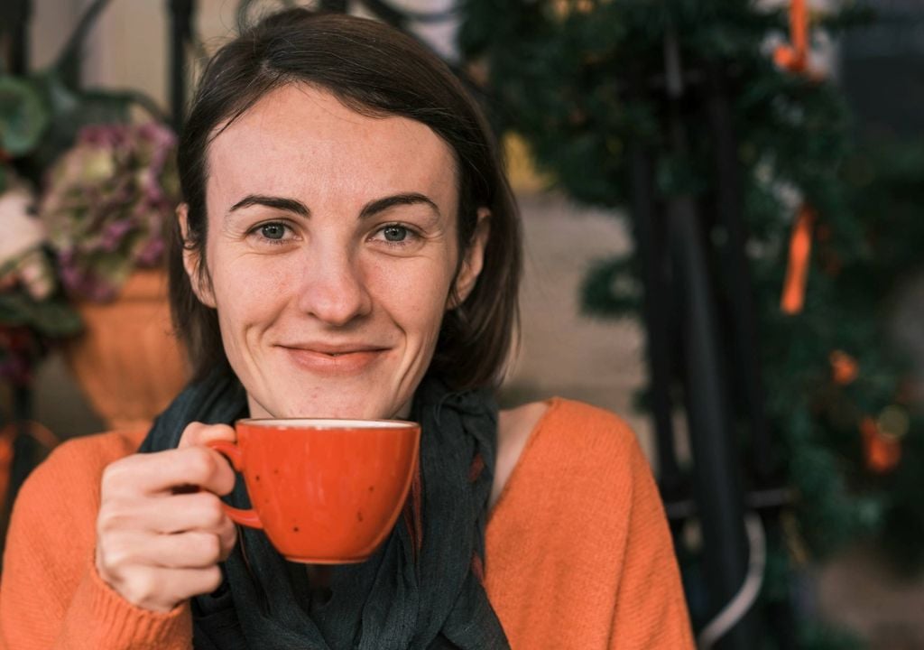 Os investigadores esperavam que as pessoas com níveis mais elevados de ansiedade sofressem alterações de humor negativas depois de beberem cafeína, mas nem sempre foi esse o caso. Imagem: engin akyurt no Unsplash