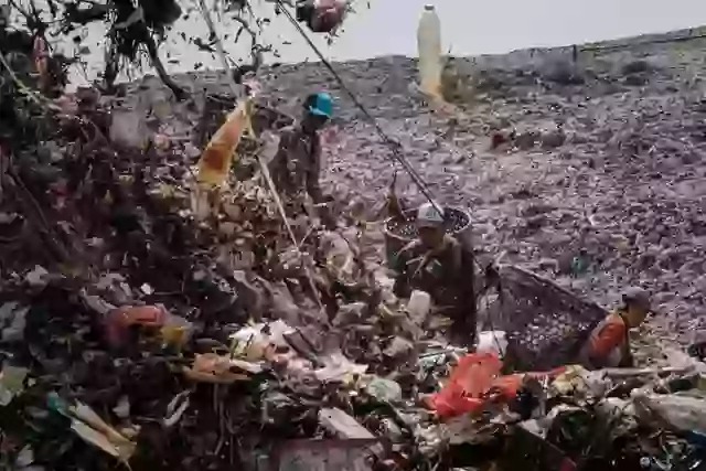 20 mil pessoas vivem em cima de 45 milhões de toneladas de lixo: Imagens chocantes mostram realidade no maior aterro sanitário do mundo
