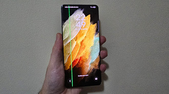 Galaxy S21 Ultra com linha verde na tela (Imagem / Felipe Lupetti