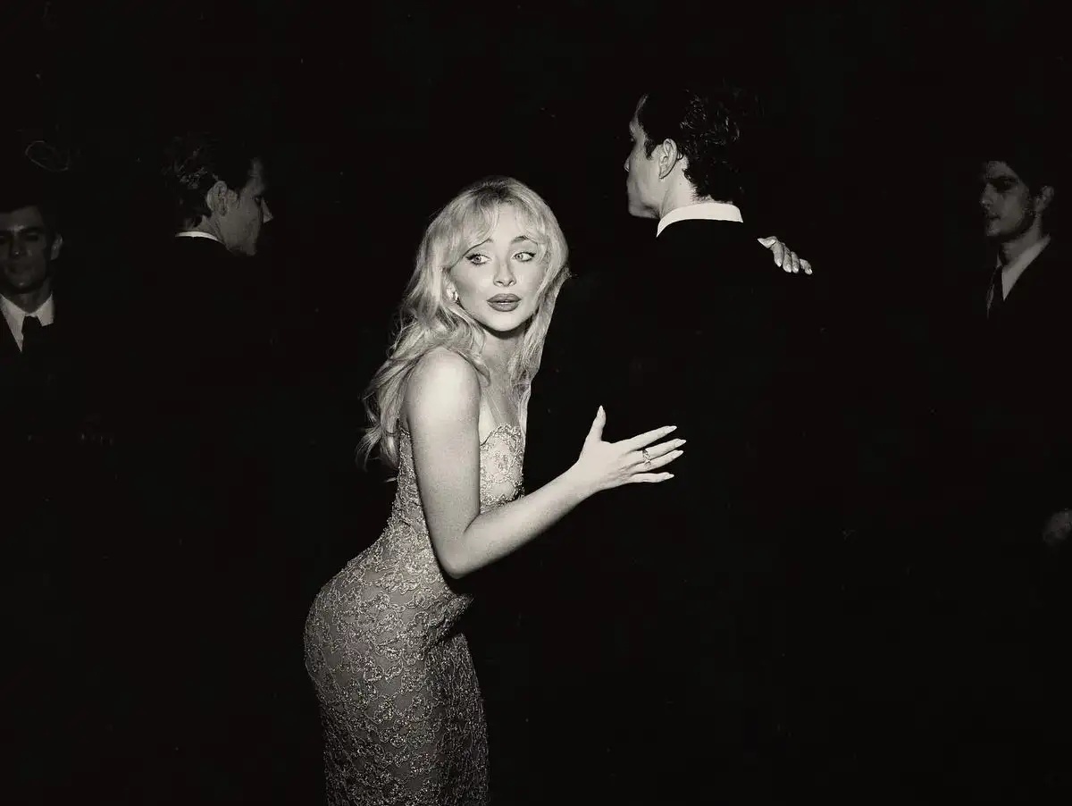 Após críticas, Sabrina Carpenter opta por capa de álbum "aprovada por Deus"