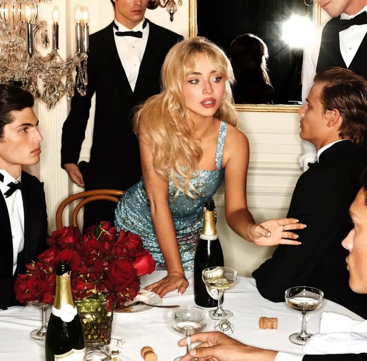 Sabrina Carpenter divulga QUARTA opção de capa do álbum "Man's Best Friend"