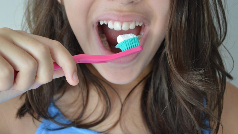 Saúde bucal impacta na prevenção de várias doenças graves, orienta cirurgiã-dentista