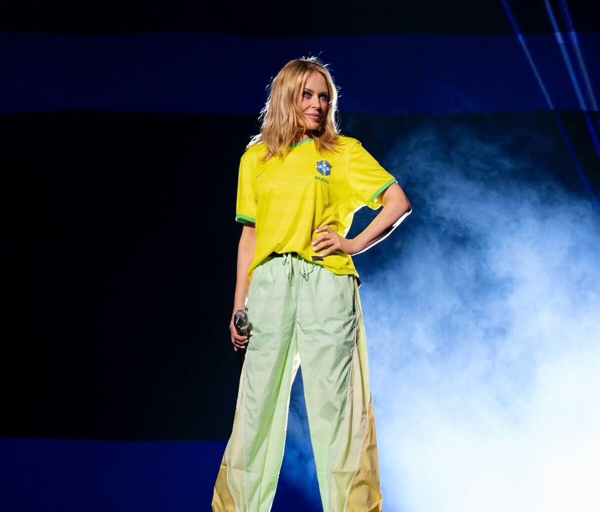 Kylie Minogue celebra 40 anos de carreira com show em São Paulo e festa no camarim; veja vídeo