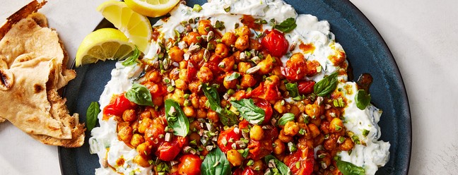 Prato com tomate, alimento essencial na salada brasileira — Foto: Barrett Washburne/The New York Times