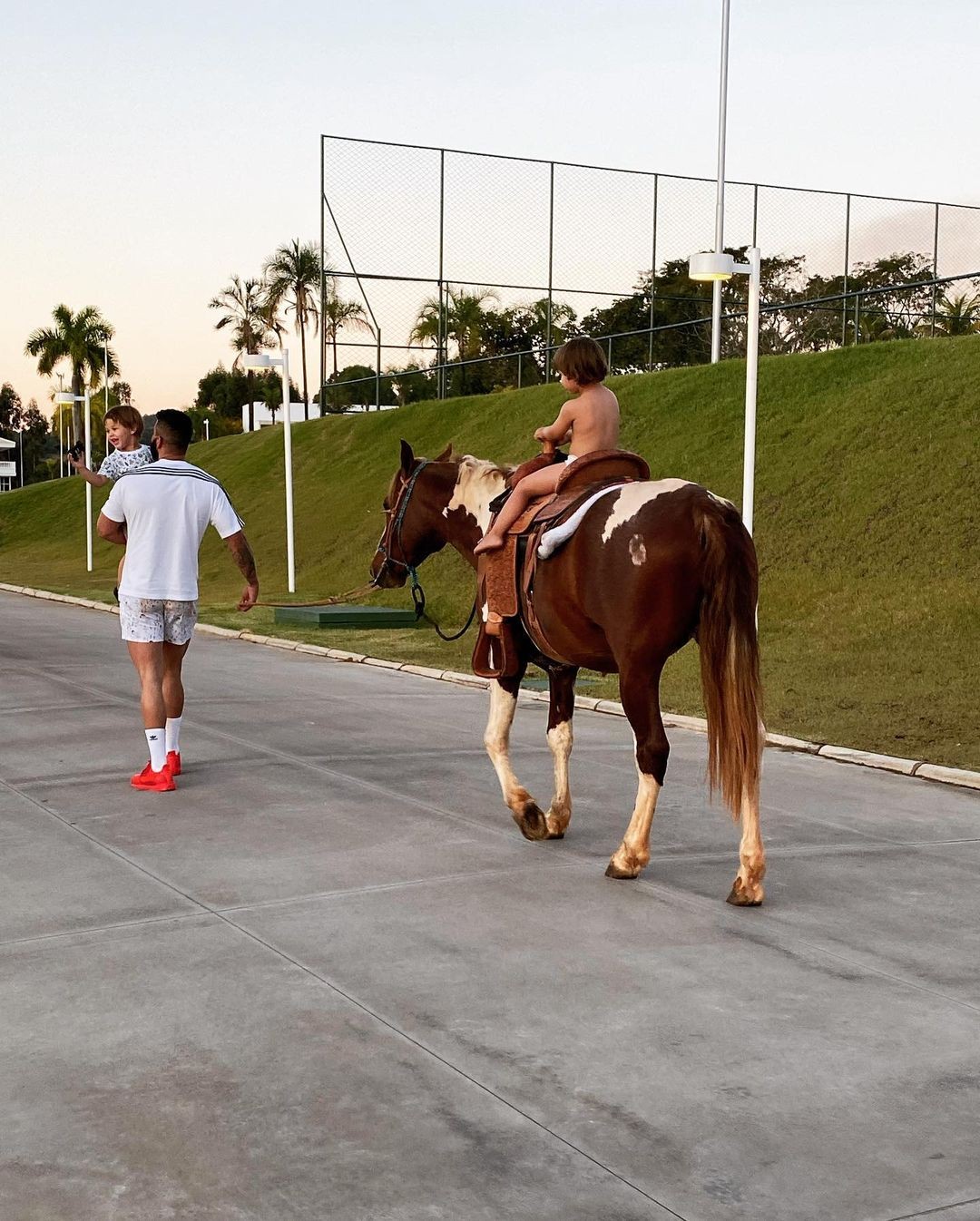 Gusttavo Lima passeando com filhos em mansão da família — Foto: Reprodução Instagram
