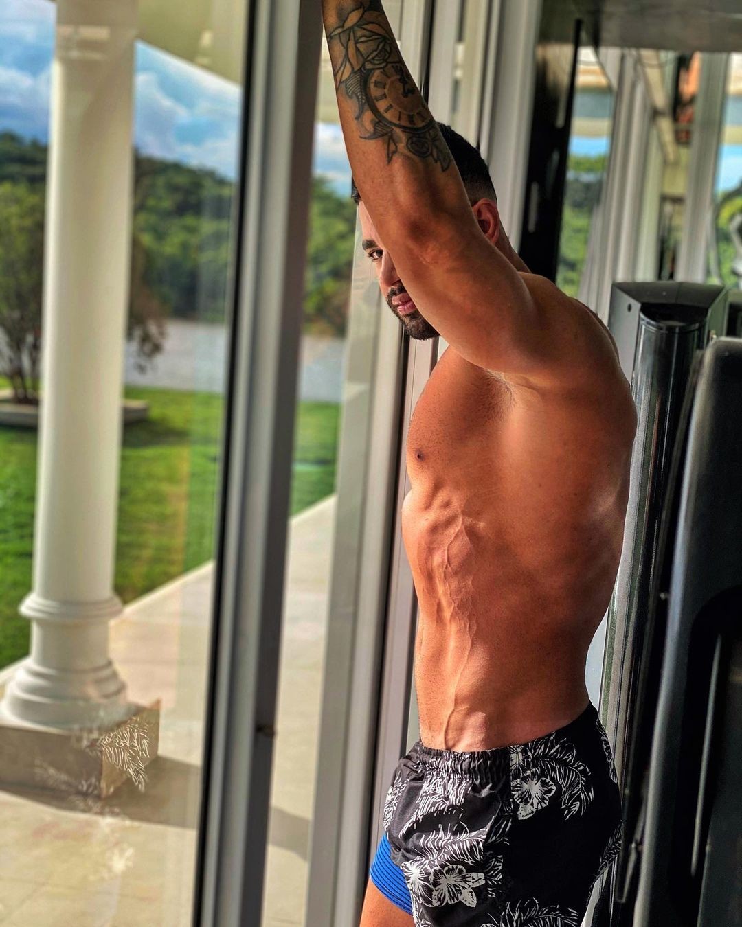 Gusttavo Lima na academia de sua mansão — Foto: Reprodução Instagram