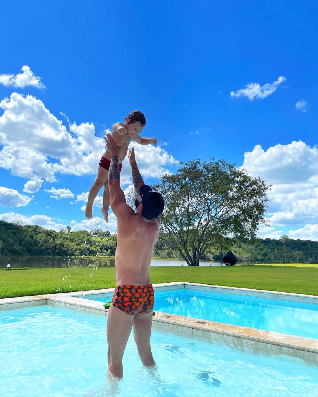 Gusttavo Lima curtiu banho de piscina com filho em sua luxuosa casa — Foto: Reprodução Instagram