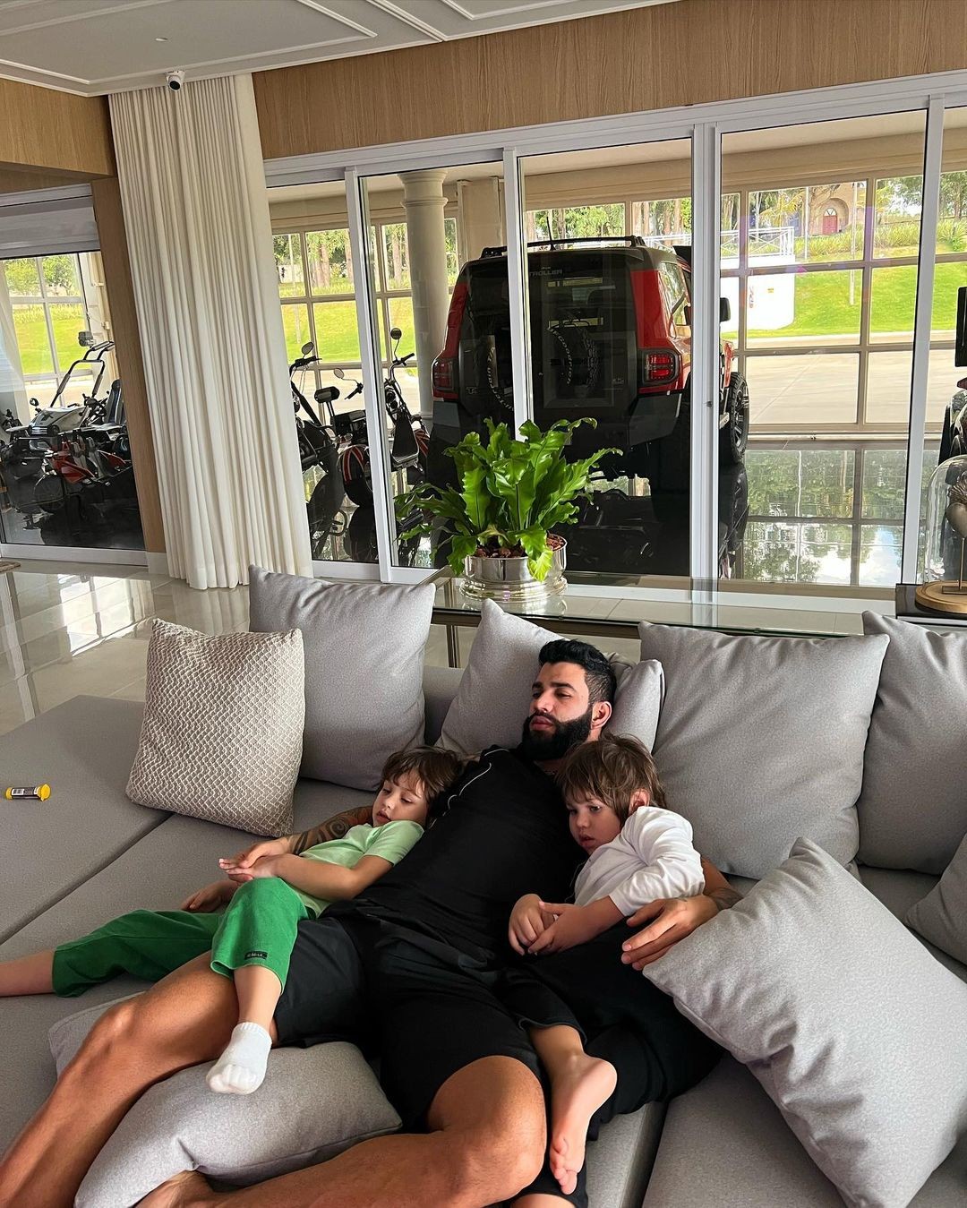 Gusttavo Lima com os filhos na sala de sua luxuosa casa — Foto: Reprodução Instagram