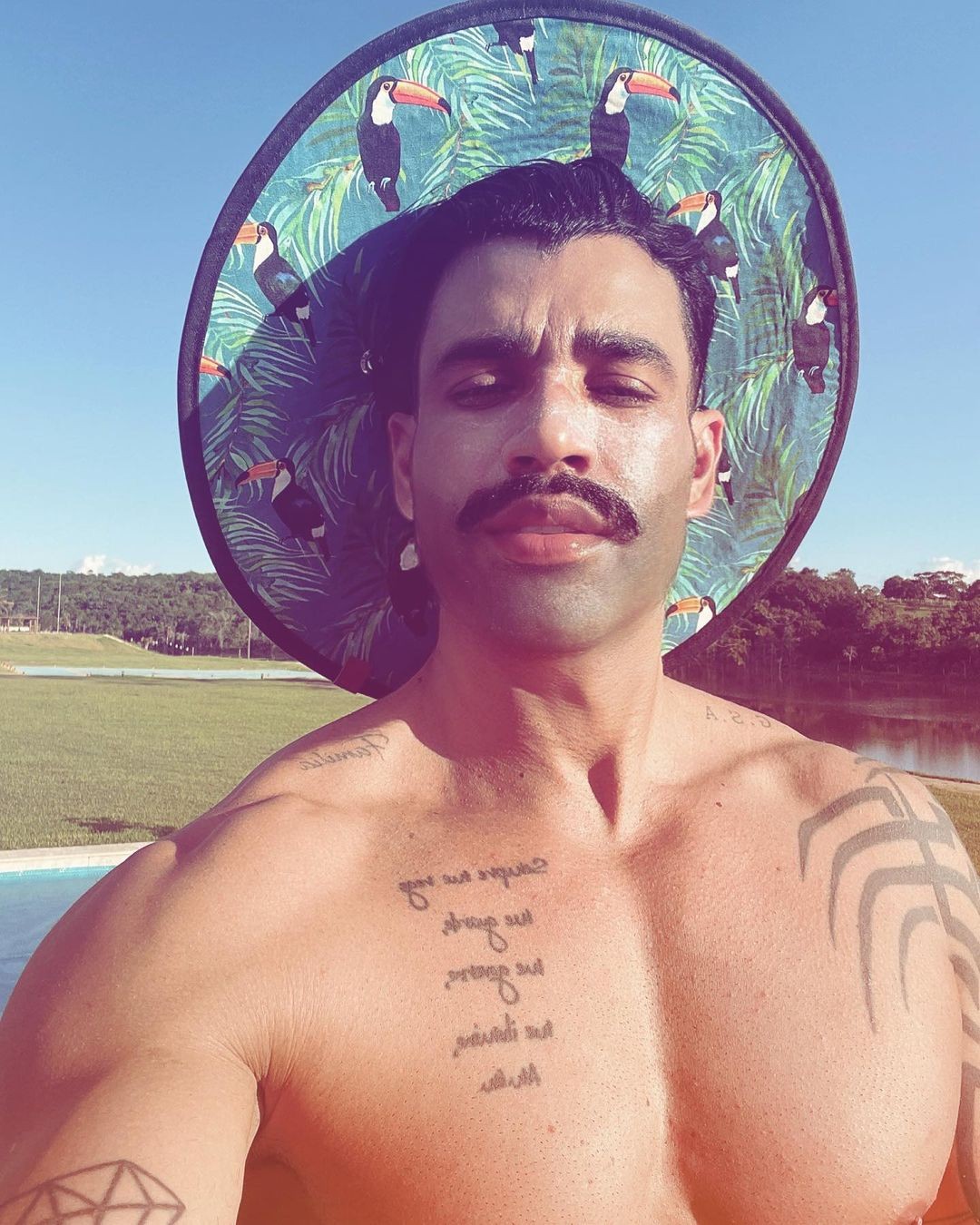 Gusttavo Lima curtiu momento de lazer em sua mansão — Foto: Reprodução Instagram