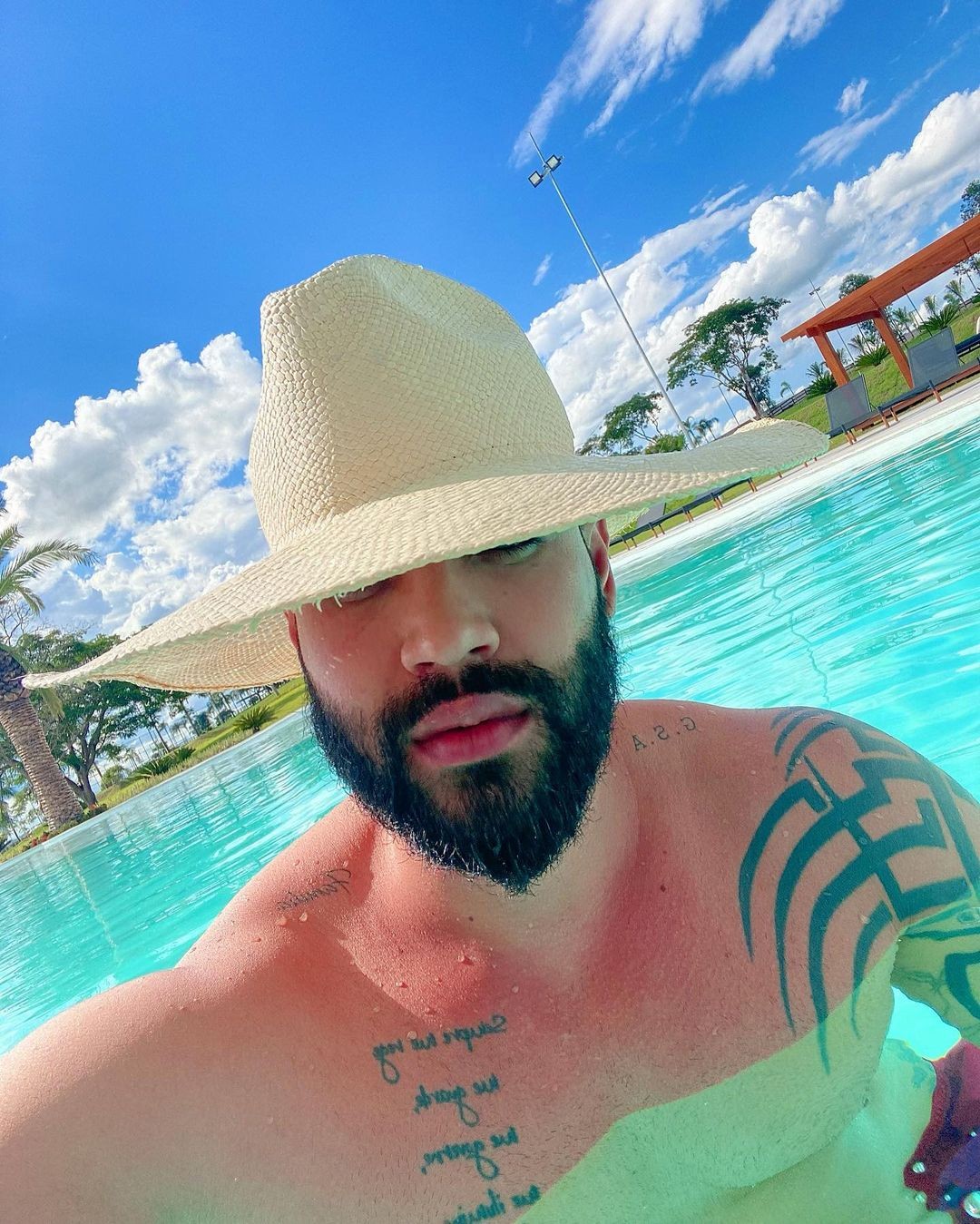 Mansão de Gusttavo Lima conta com uma enorme piscina — Foto: Reprodução Instagram