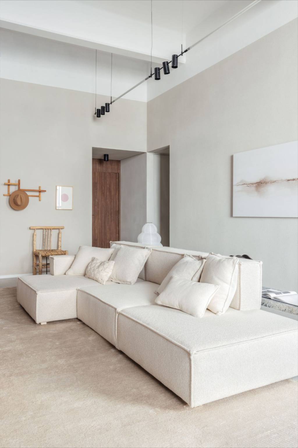 sofá branco na sala de estar