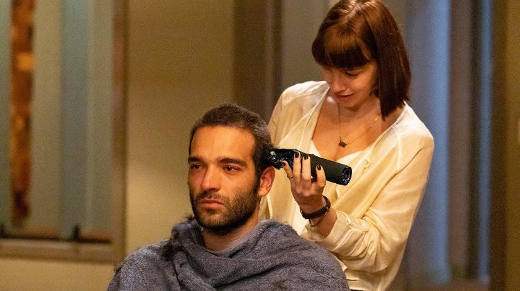 Solange (Alice Wegmann) corta o cabelo de Afonso (Humberto Carrão) em 'Vale Tudo'