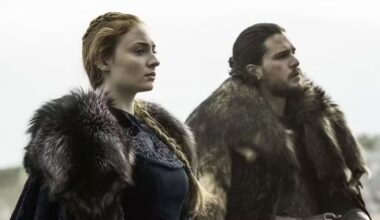 Sophie Turner diz que beijar antigo colega de 'Game of Thrones' em novo filme de terror a fez ter ânsia de vômito