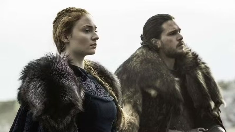 Sophie Turner diz que beijar antigo colega de 'Game of Thrones' em novo filme de terror a fez ter ânsia de vômito