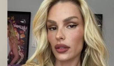 Yasmin Brunet faz selfie de biquíni e ostenta corpão