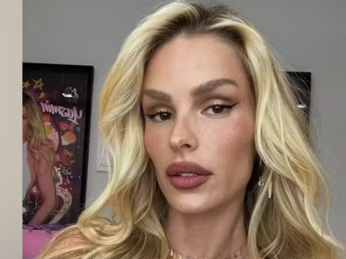 Yasmin Brunet faz selfie de biquíni e ostenta corpão