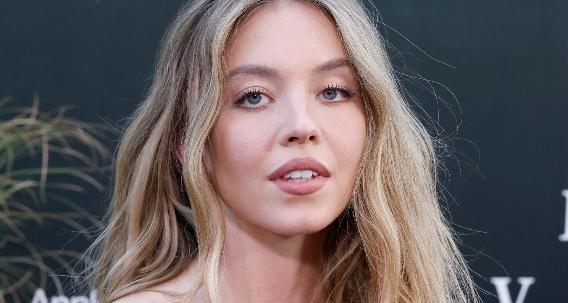 Sydney Sweeney é vista saindo de trailer em NY e desperta rumores de participação em "O Diabo Veste Prada 2"; assista