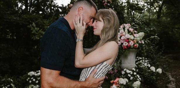 Taylor Swift e Travis Kelce estão noivos