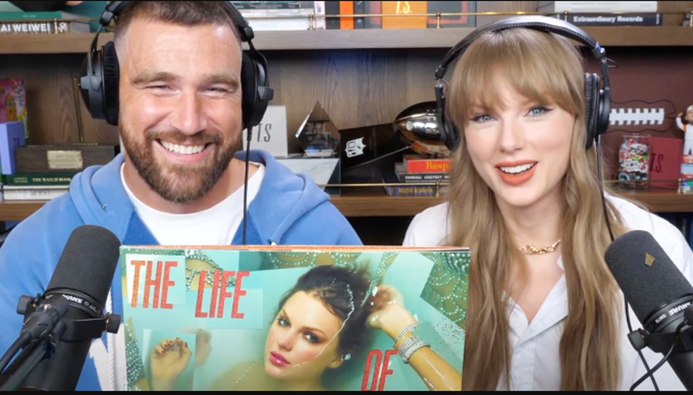 Travis Kelce e Taylor Swift exibem novo álbum da cantora — Foto: Reprodução YouTube