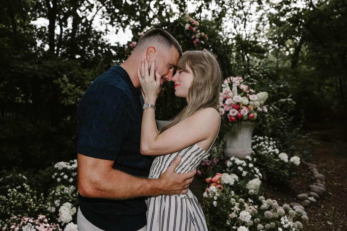 Taylor Swift anuncia noivado com Travis Kelce e mostra anel