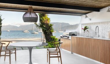 Telhado em bambu natural trançado cobre varanda gourmet de casa de praia
