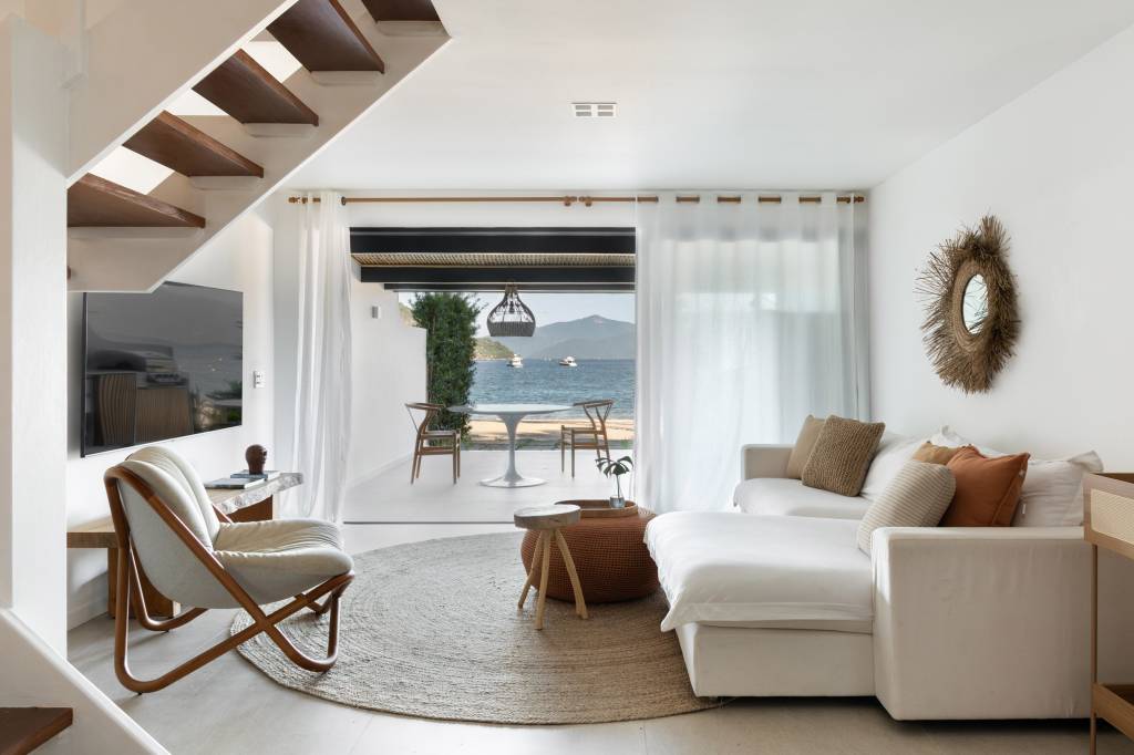 Telhado em bambu natural trançado cobre varanda gourmet de casa de praia. Projeto de A+G Arquitetura.