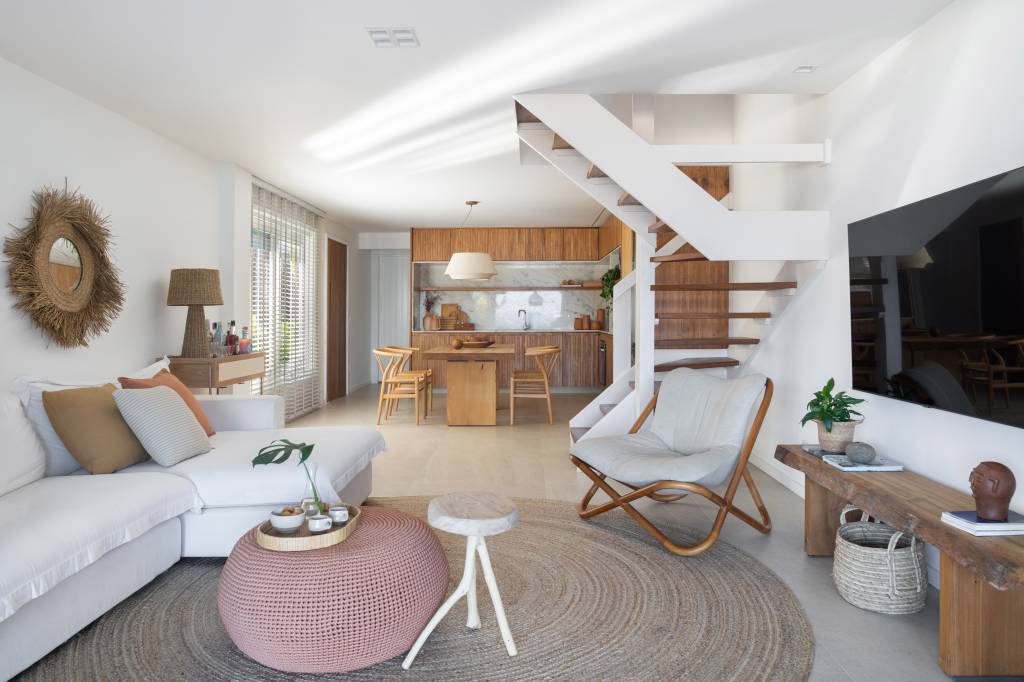 Telhado em bambu natural trançado cobre varanda gourmet de casa de praia. Projeto de A+G Arquitetura.