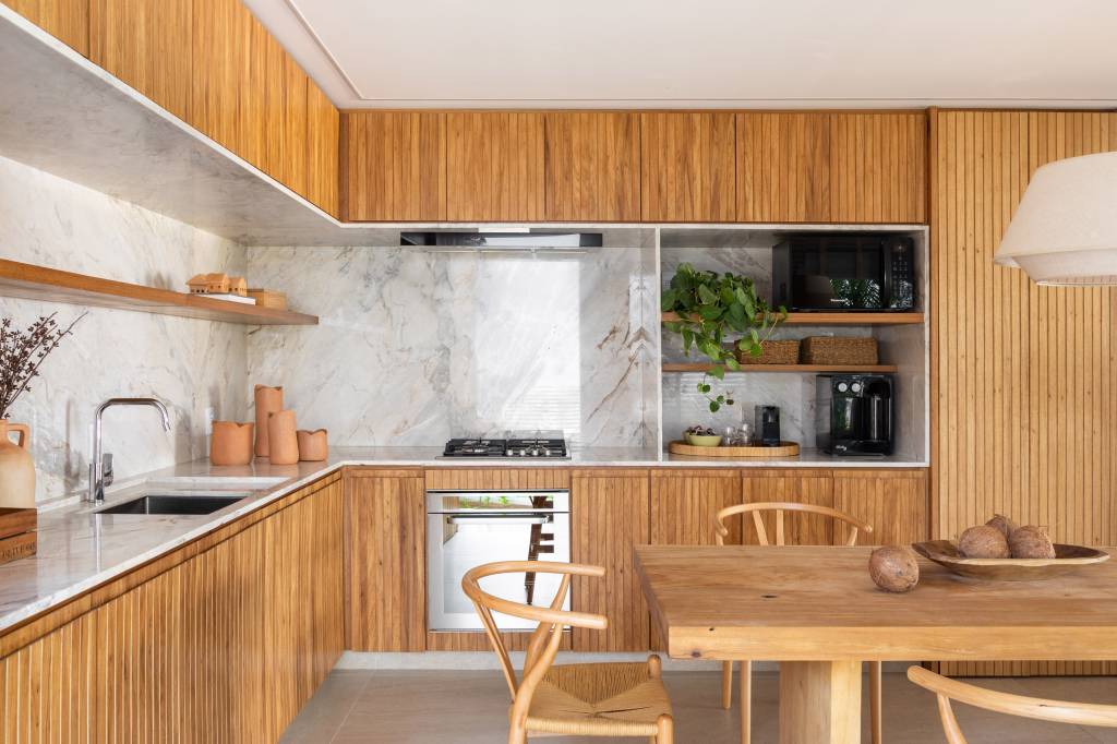 Telhado em bambu natural trançado cobre varanda gourmet de casa de praia. Projeto de A+G Arquitetura.