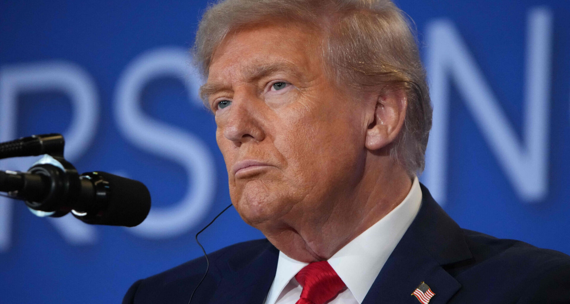 "Jornalismo desonesto deve ser eliminado." Trump ameaça cadeias de televisão ABC e NBC