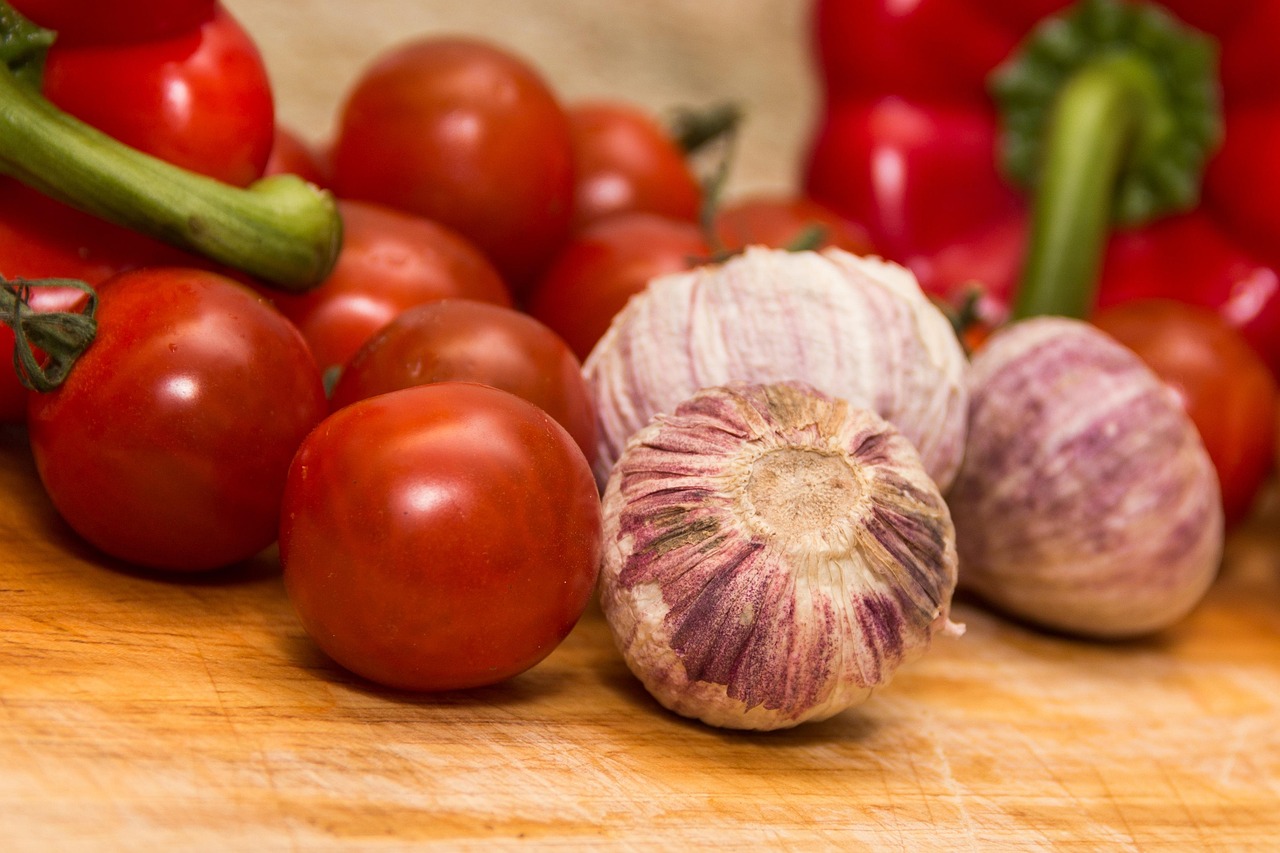 O tomate oferece diversos benefícios para a saúde devido à sua riqueza em nutrientes, como vitaminas, minerais e, principalmente, o licopeno, um poderoso antioxidante, que protege as células contra os danos causados pelos radicais livres.-Imagem de Niek Verlaan por Pixabay