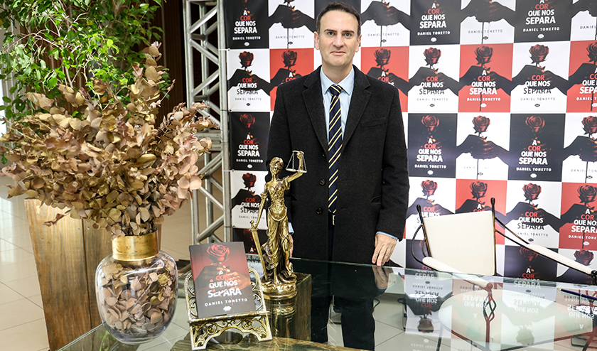 DANIEL TONETTO. Lançamento de ‘A Cor que nos Separa’ na Feira do Livro de SM será neste sábado