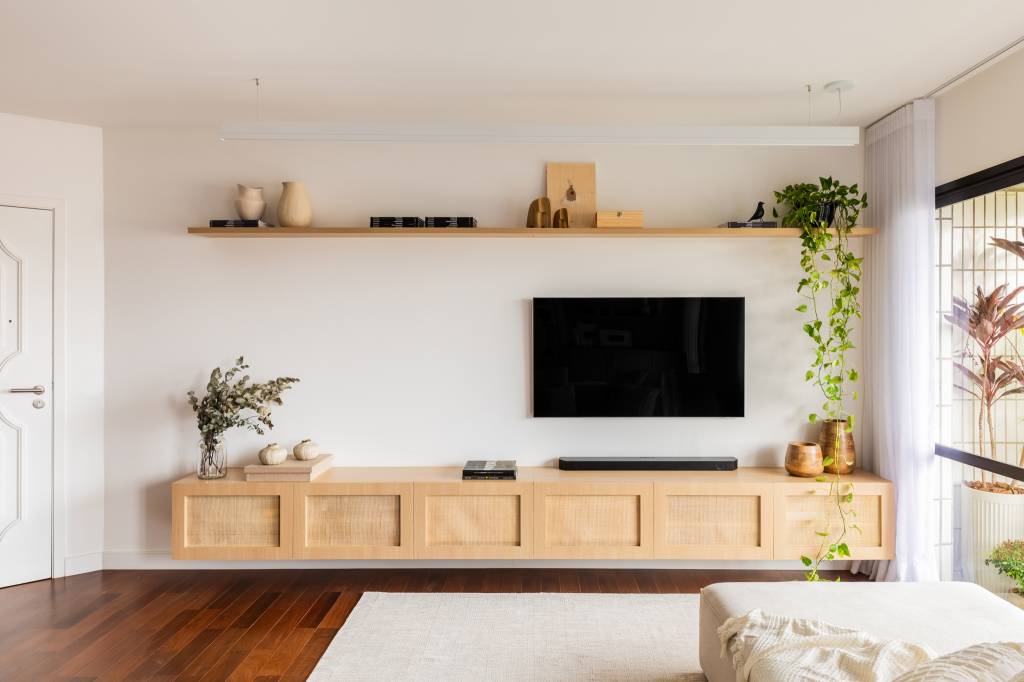 Tons claros, beges e texturas naturais criam atmosfera boho suave neste apê. Projeto de Conectarq.