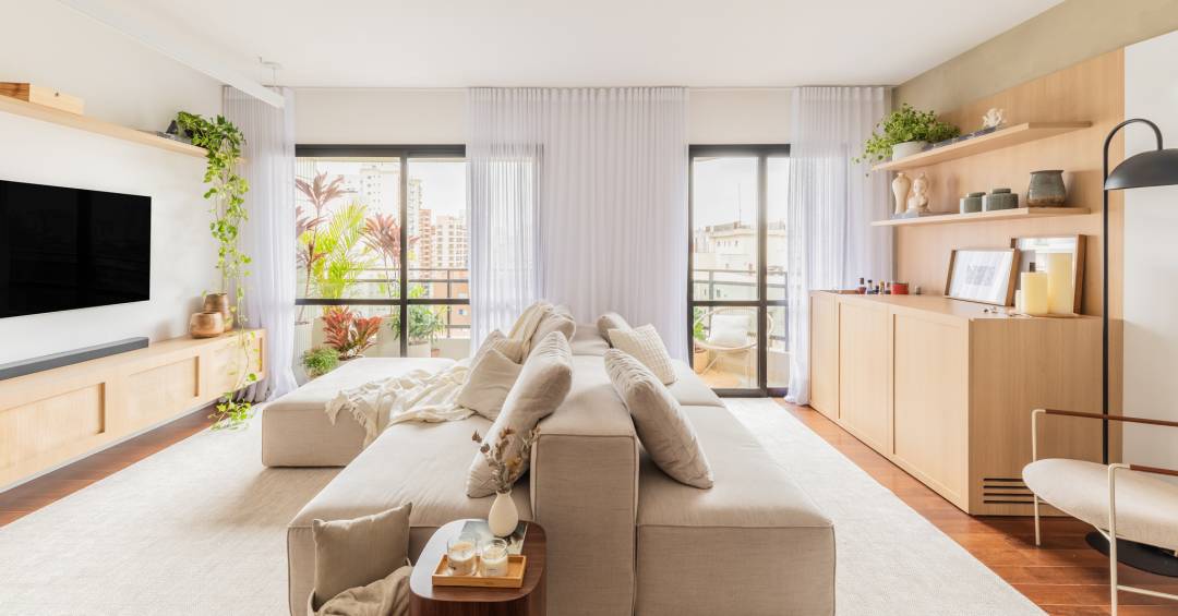 Tons claros, beges e texturas naturais criam atmosfera boho suave neste apê