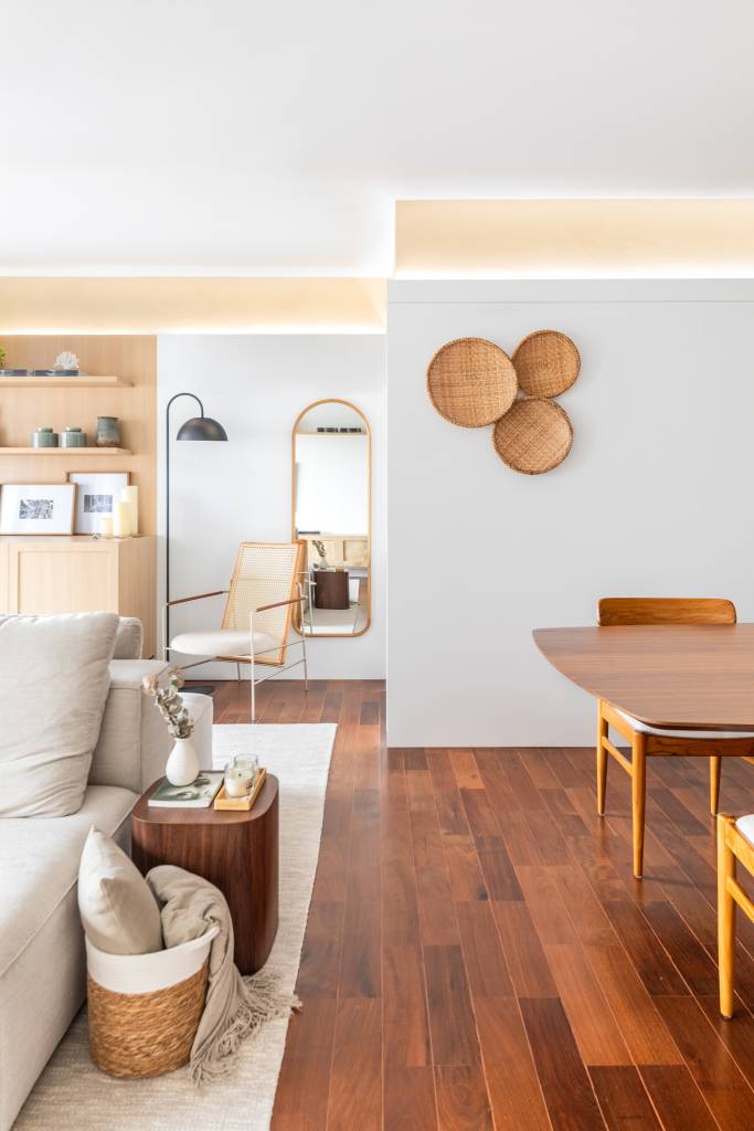 Tons claros, beges e texturas naturais criam atmosfera boho suave neste apê. Projeto de Conectarq.