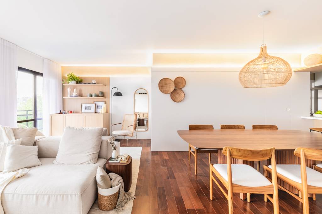 Tons claros, beges e texturas naturais criam atmosfera boho suave neste apê. Projeto de Conectarq.