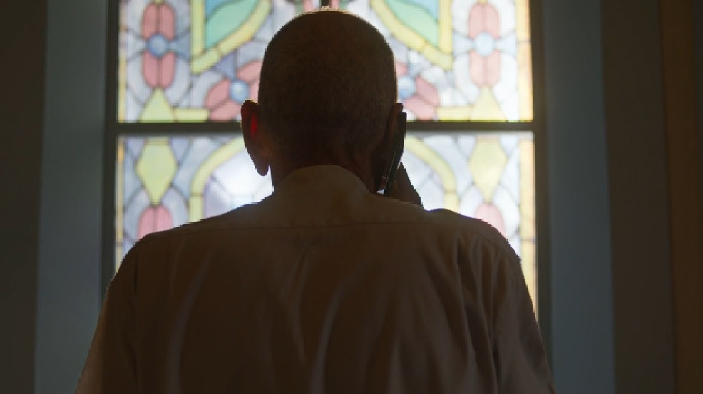 Dona de Mim: Padre Paulo guarda segredo sobre Ellen; entenda