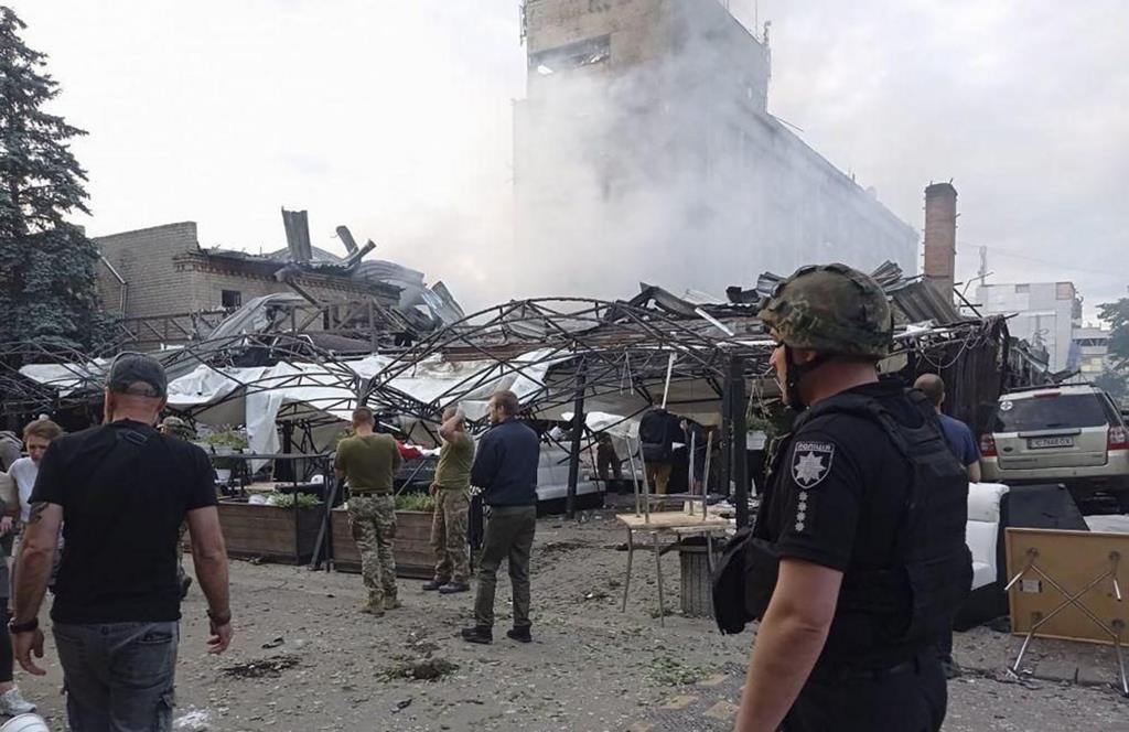 Ucrânia: Quase 150 mineiros presos no subsolo após ataque russo em Donetsk