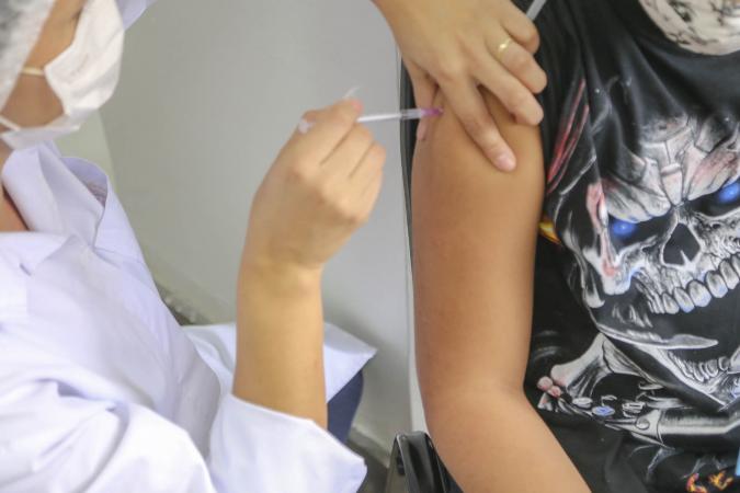 Saúde disponibiliza vacinação de HPV para adolescentes nos 399 municípios do Paraná