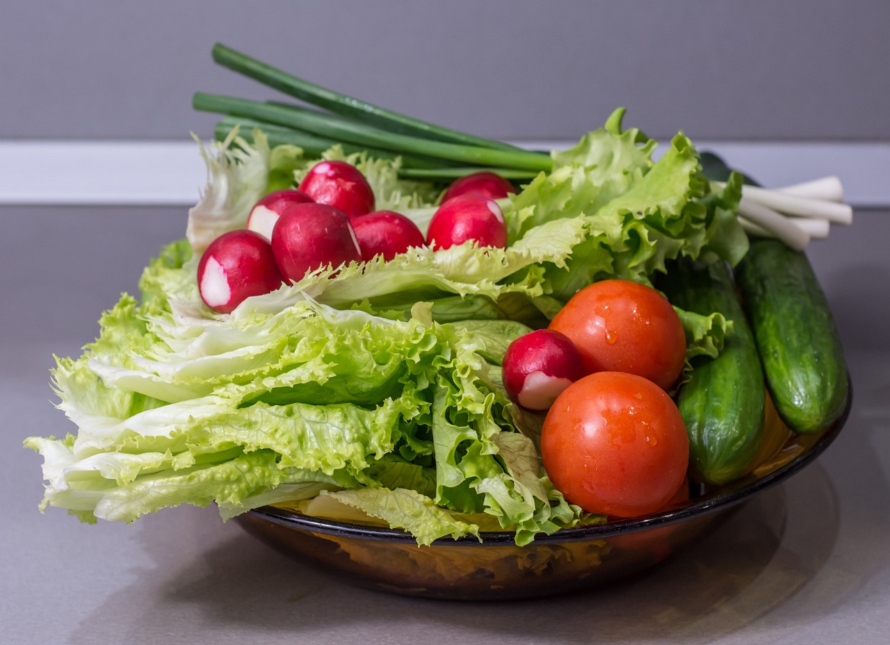 O tomate é rico em fibras, que auxiliam na digestão e na prevenção de problemas como constipação, assim como pode ajudar a regular os níveis de açúcar no sangue, especialmente para pessoas diabéticas.-Imagem de Christo Anestev por Pixabay

