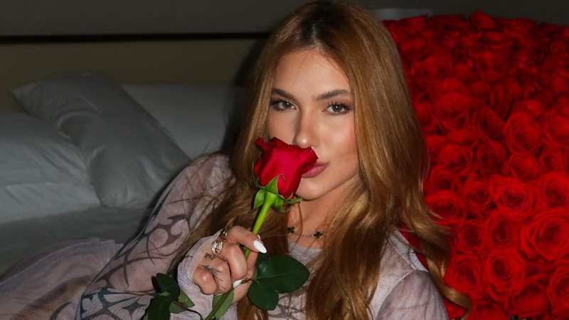 Virginia Fonseca chama atenção ao ganhar buquê de rosas durante viagem