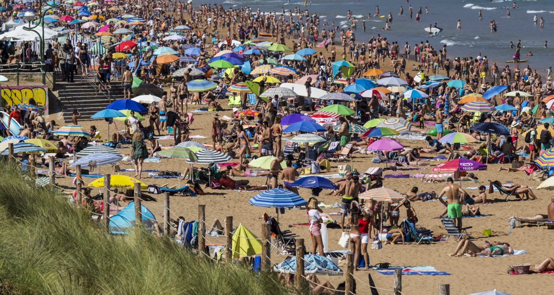 'Nuestros hermanos' estão a punir este gesto já comum nas praias portuguesas com multas até 2.000€