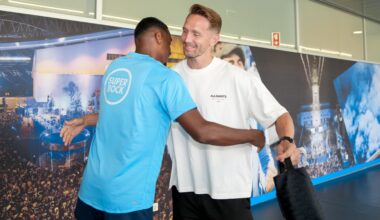 O abraço a Luuk de Jong na estreia de Pablo Rosario nos treinos do FC Porto - O Jogo