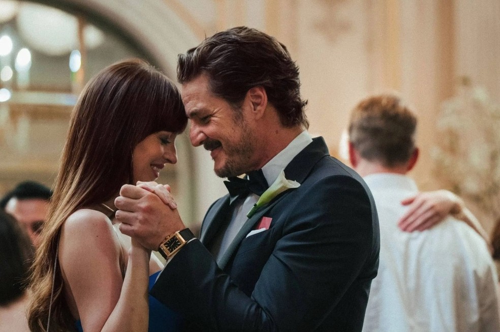 Dakota Johnson e Pedro Pascal em cena de "Amores materialistas", novo filme de Celine Song — Foto: Divulgação