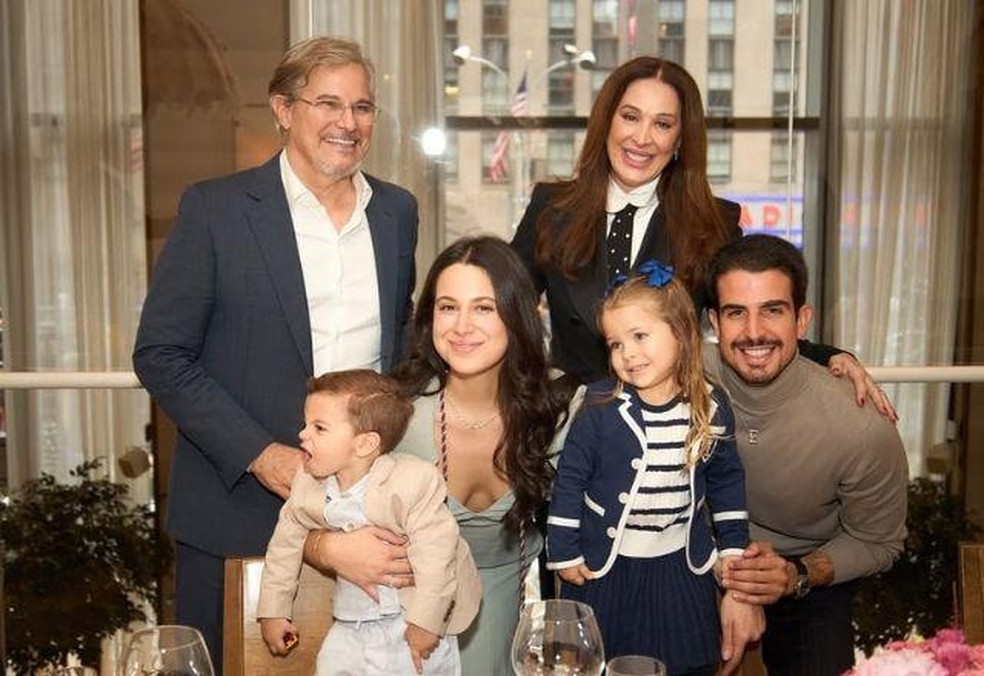 Edson Celulari e Claudia Raia posam com os filhos — Foto: Reprodução/Instagram