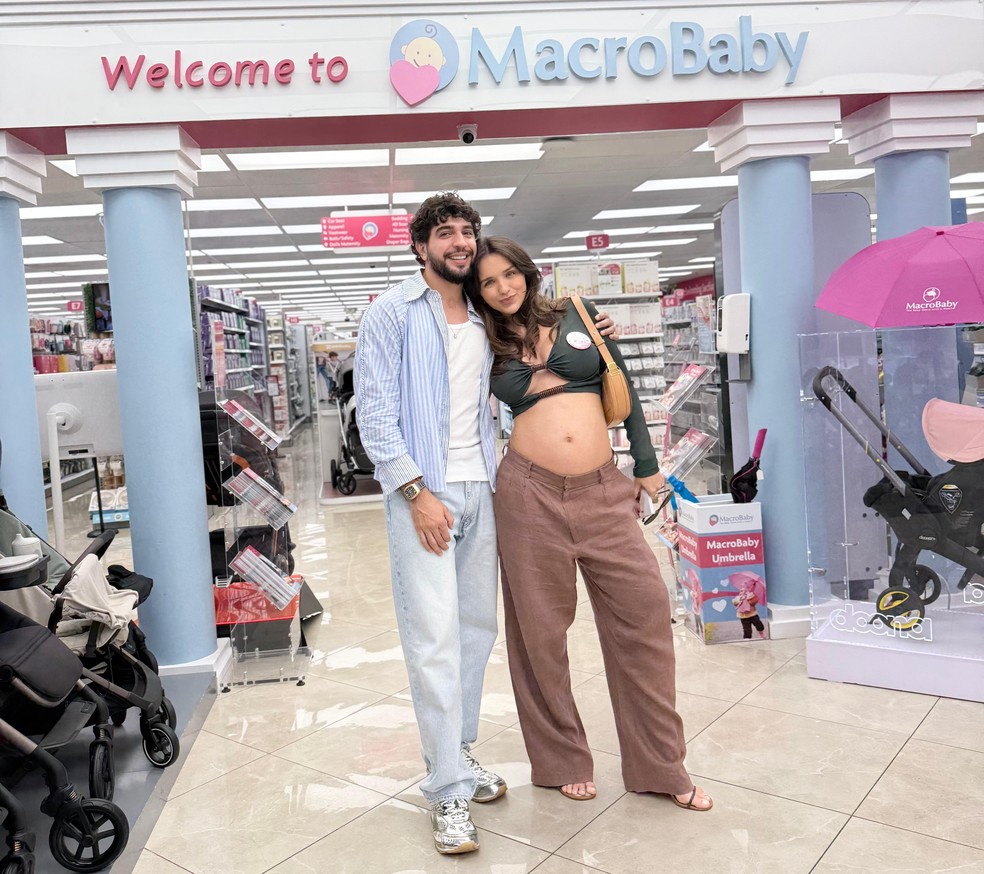 Influenciadora Rafa Kalimann e Nattanzinho escolhem enxoval para filha em Orlando — Foto: Divulgação