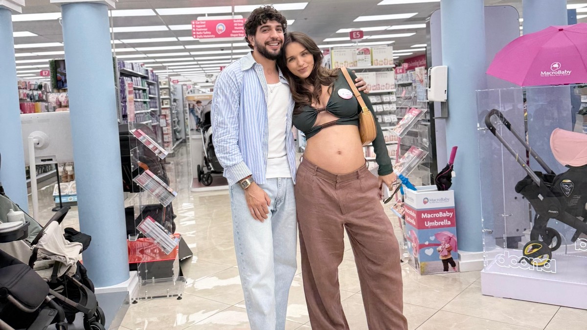 Rafa Kalimann e Nattanzinho fazem enxoval da primeira filha em Orlando